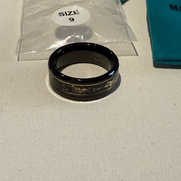 NEW Men's Black and Gold Inlay Tungsten Carbide Ring Size 9 - Picture 6 of 11